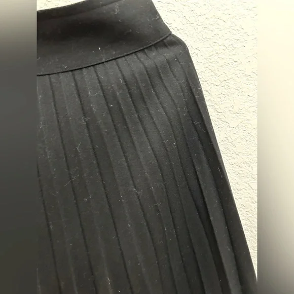 Midi Pleated black skirt | size 6 - Picture 6 of 6